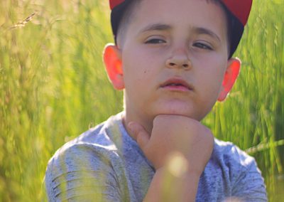sesja portret fotografia portretowa fotografia nowy sącz czapka z daszkiem łąka